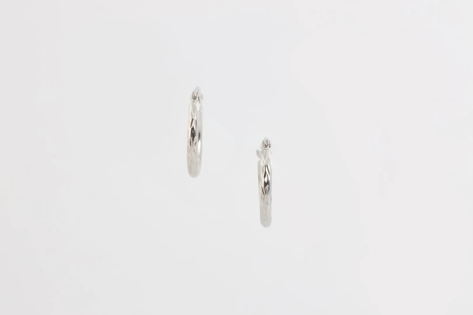 10k White Gold Huggie Hoop Earrings (0.65g.)