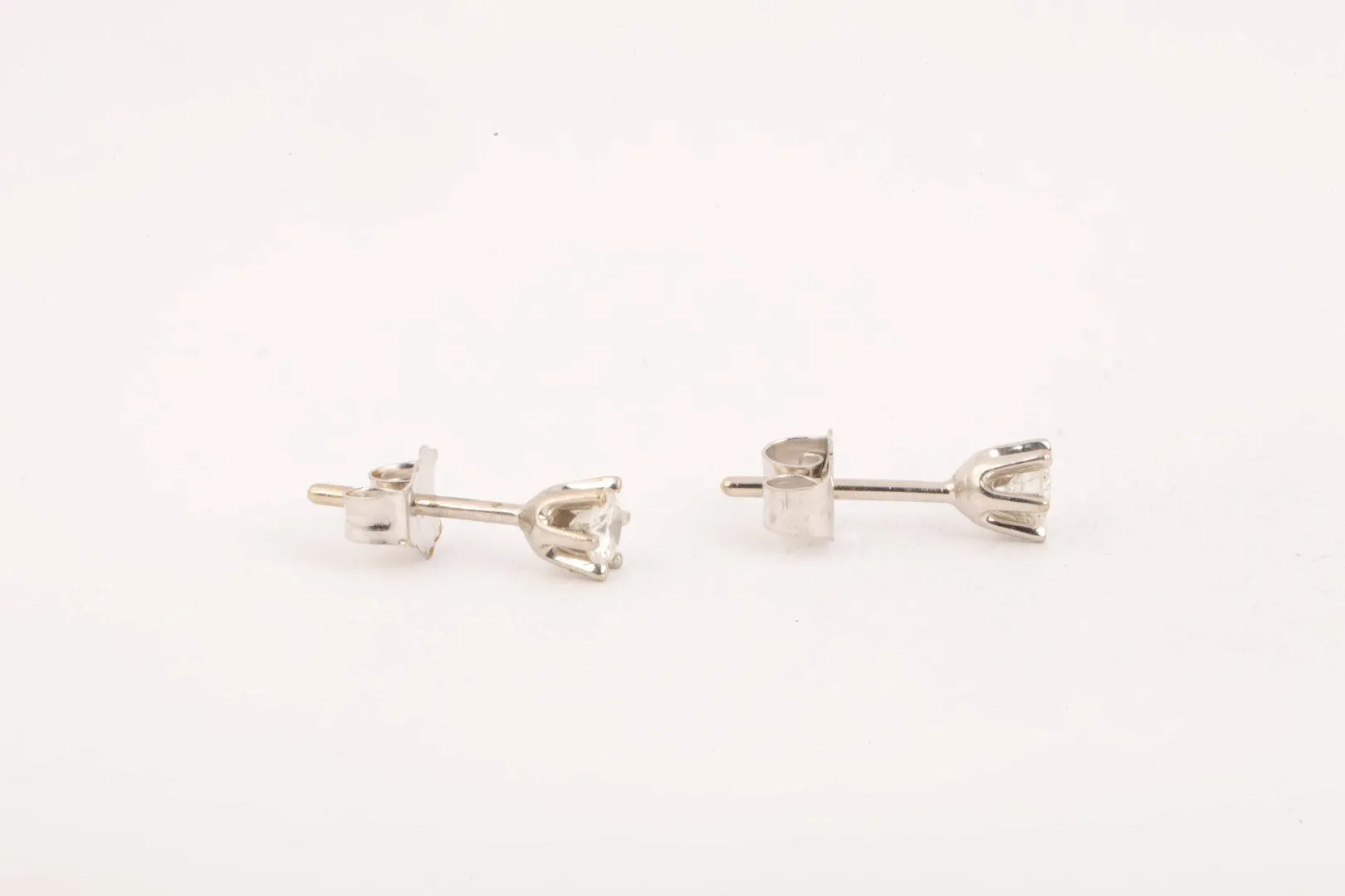 14k White Gold 0.50tcw Diamond Stud Earrings (0.78g.)