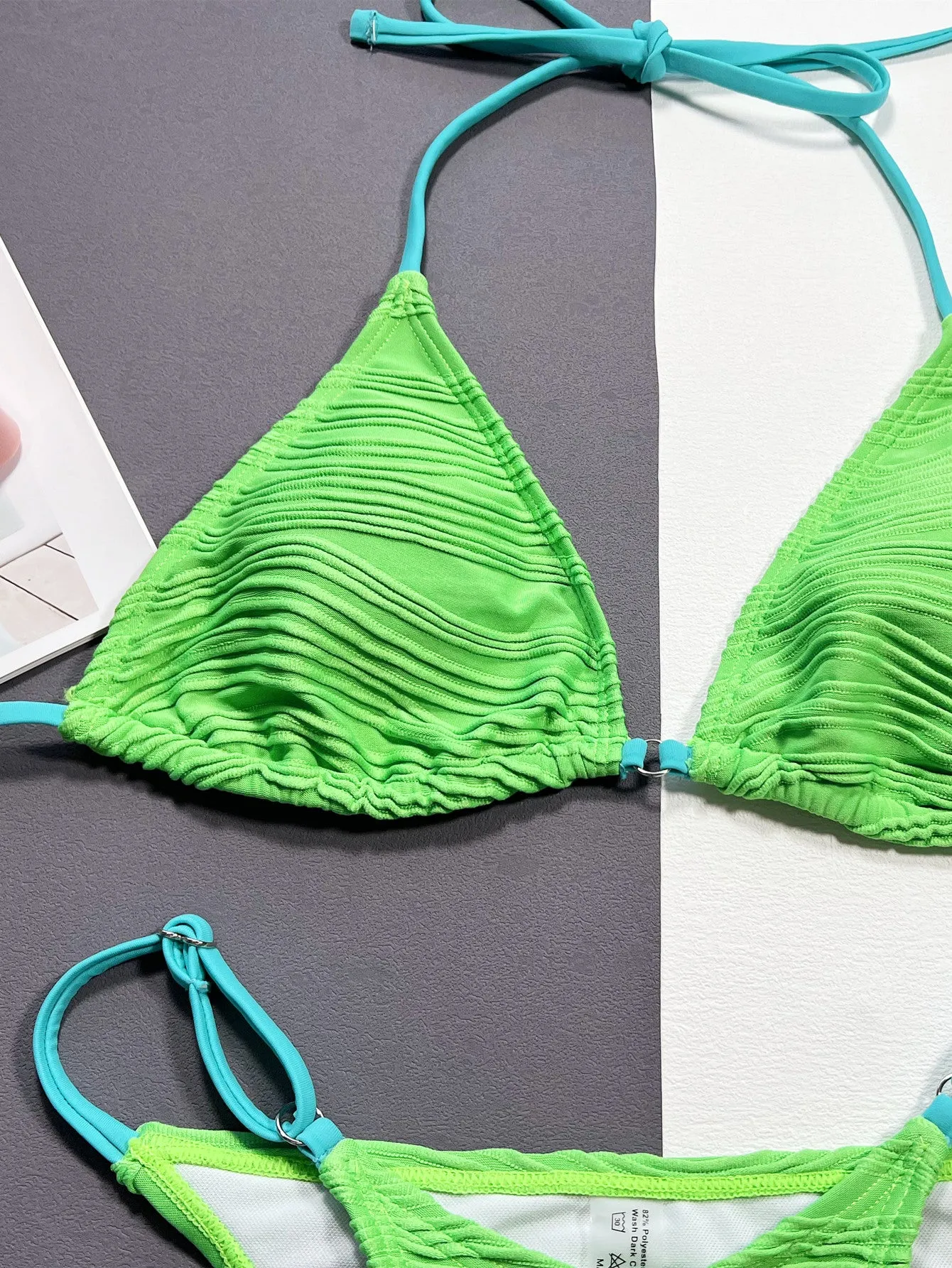 Geripptes, zweiteiliges Bikini-Set mit Neckholder